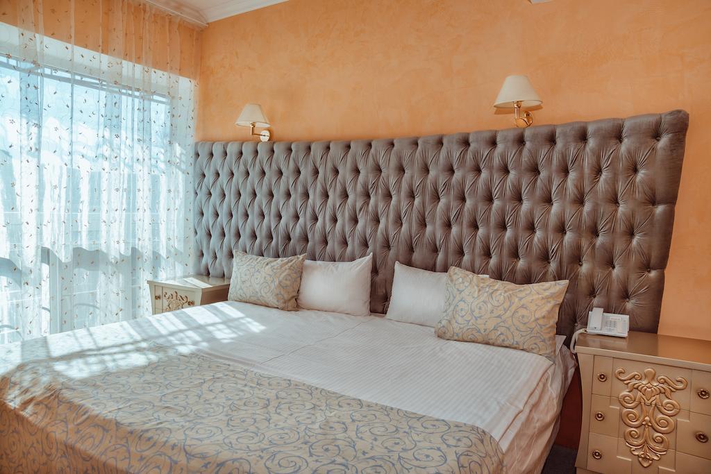Premier Hotel Shafran Sumy Habitación foto
